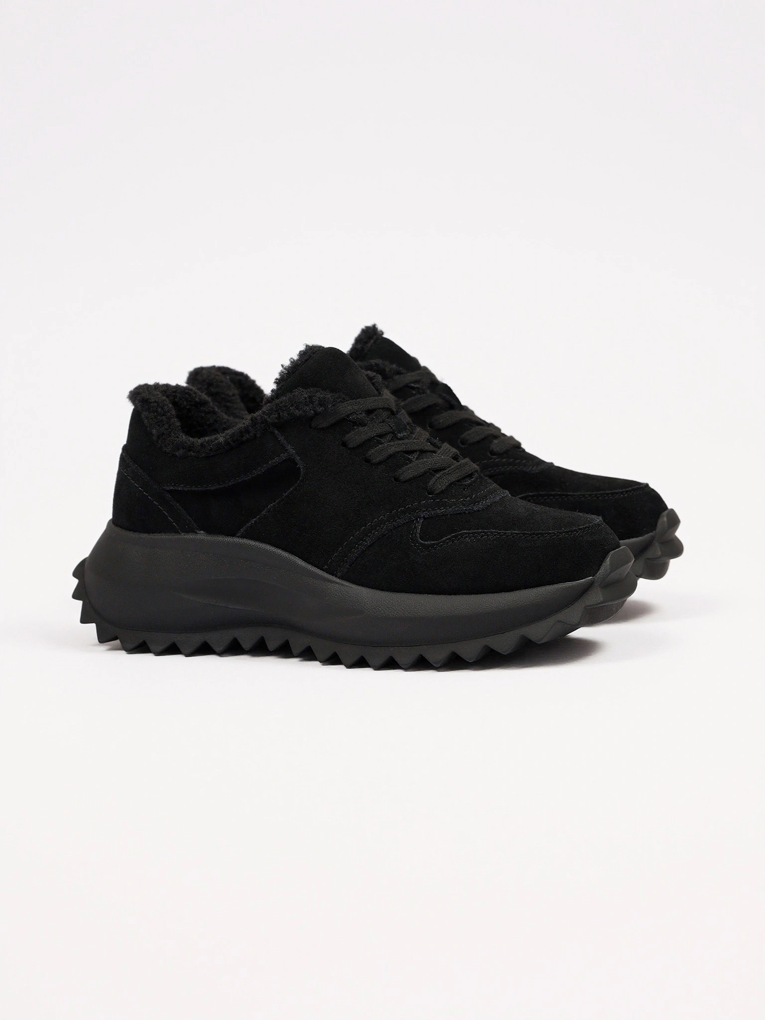 Кроссовки черного цвета на рельефной подошве